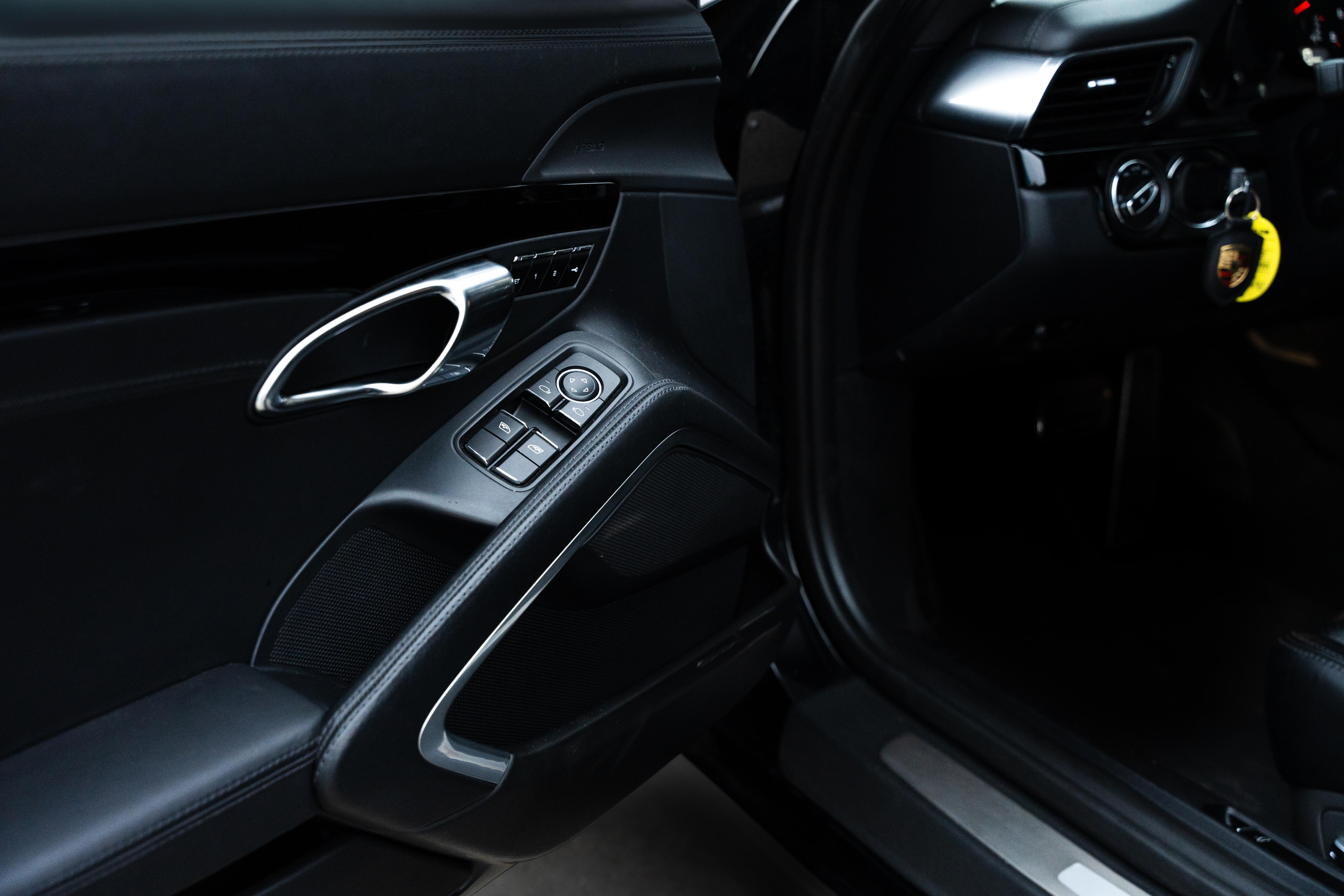 Porsche 991 Martini racing edition