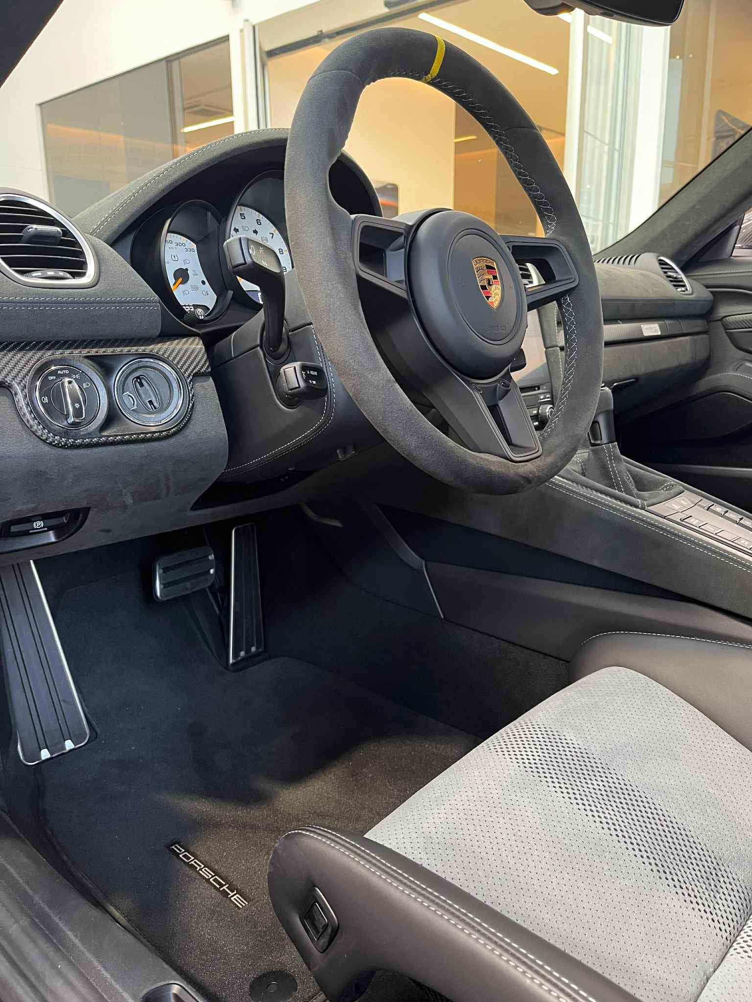 Porsche Cayman GT4 RS