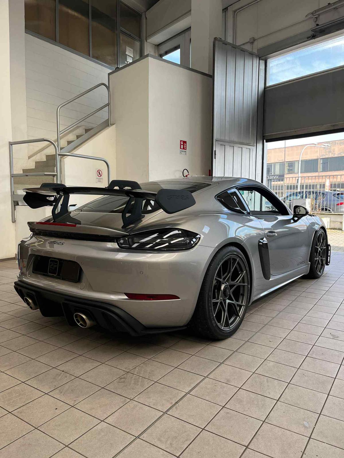 Porsche Cayman GT4 RS