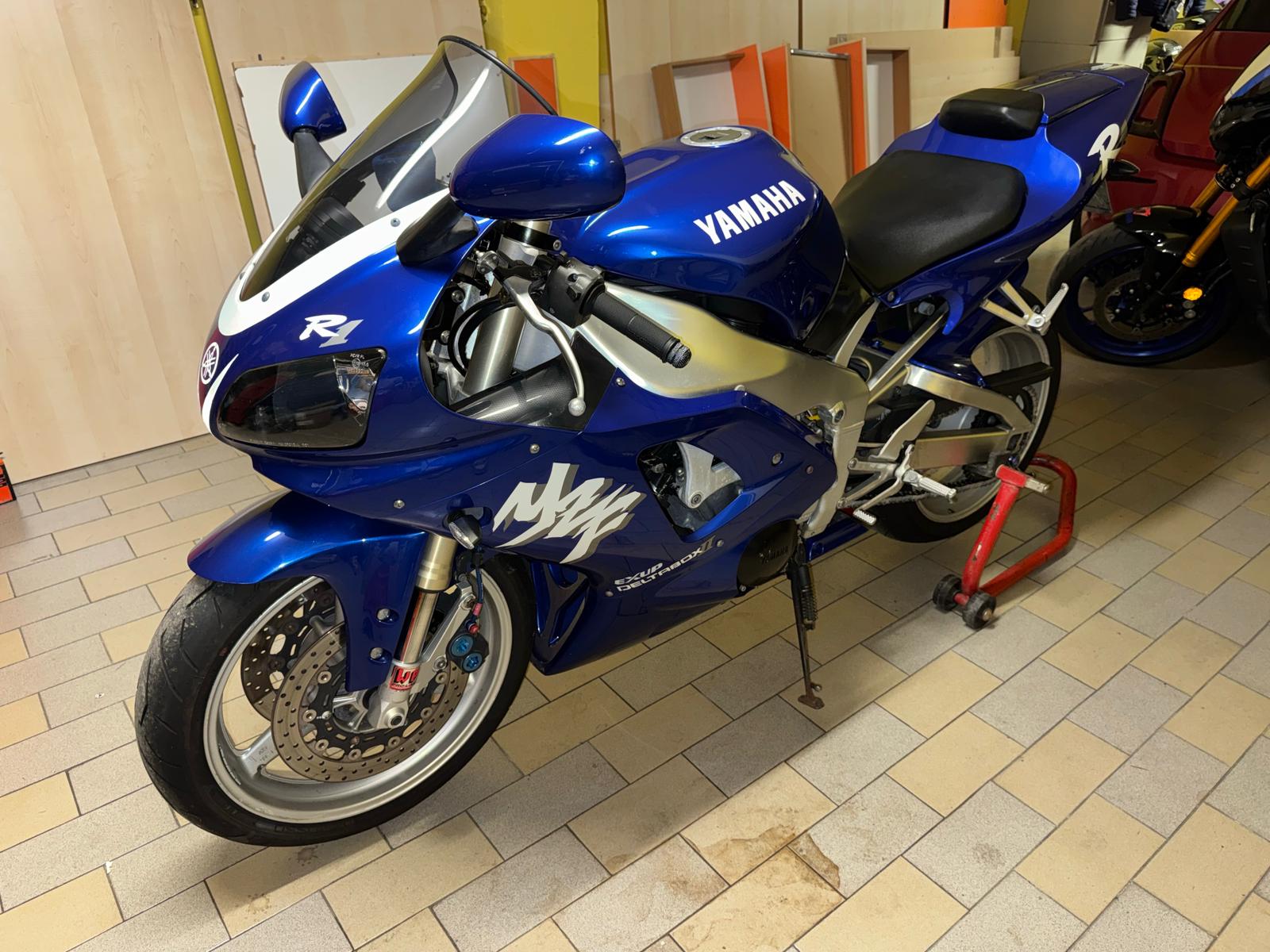 Yamaha YZF R1