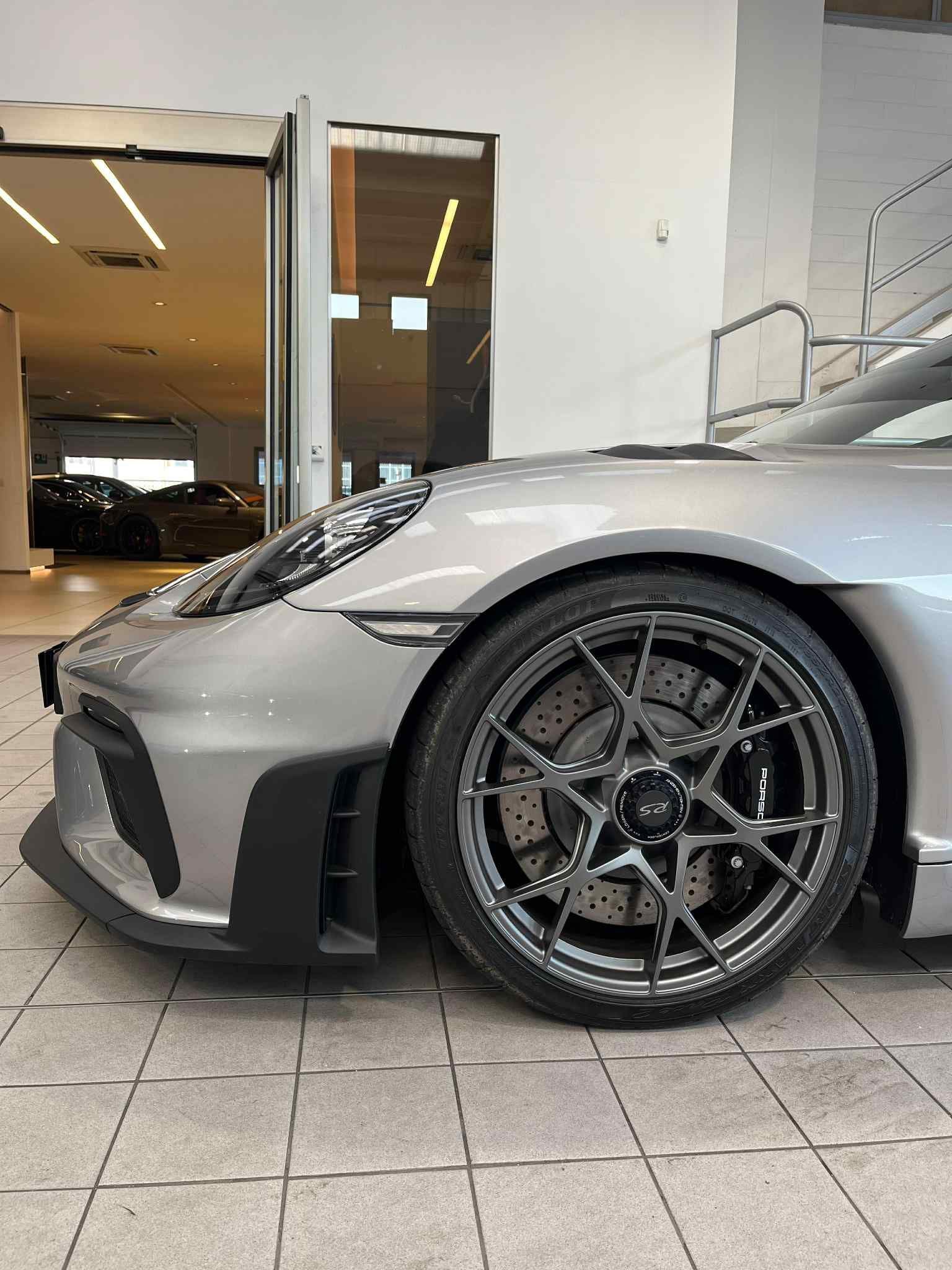 Porsche Cayman GT4 RS