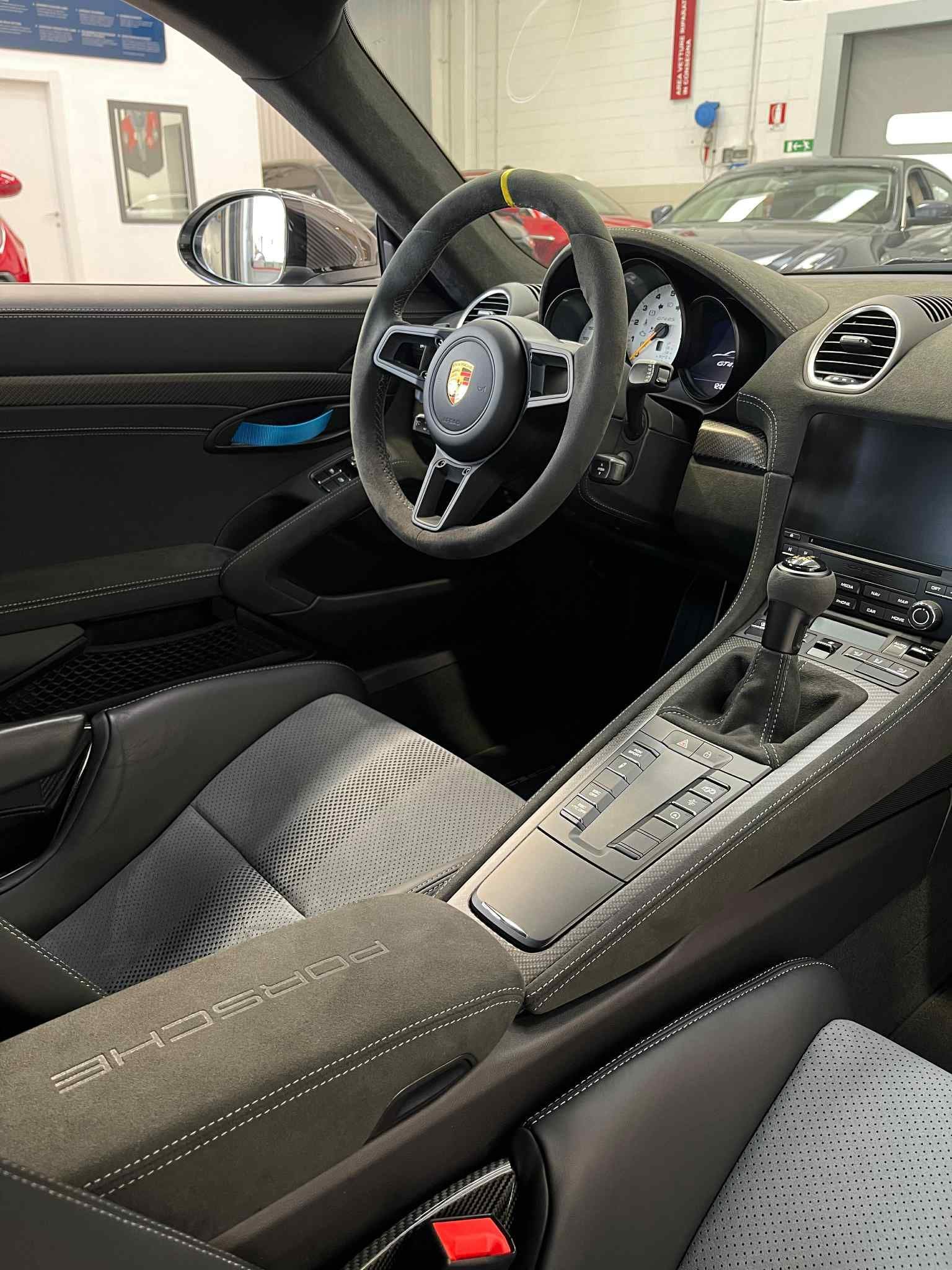 Porsche Cayman GT4 RS